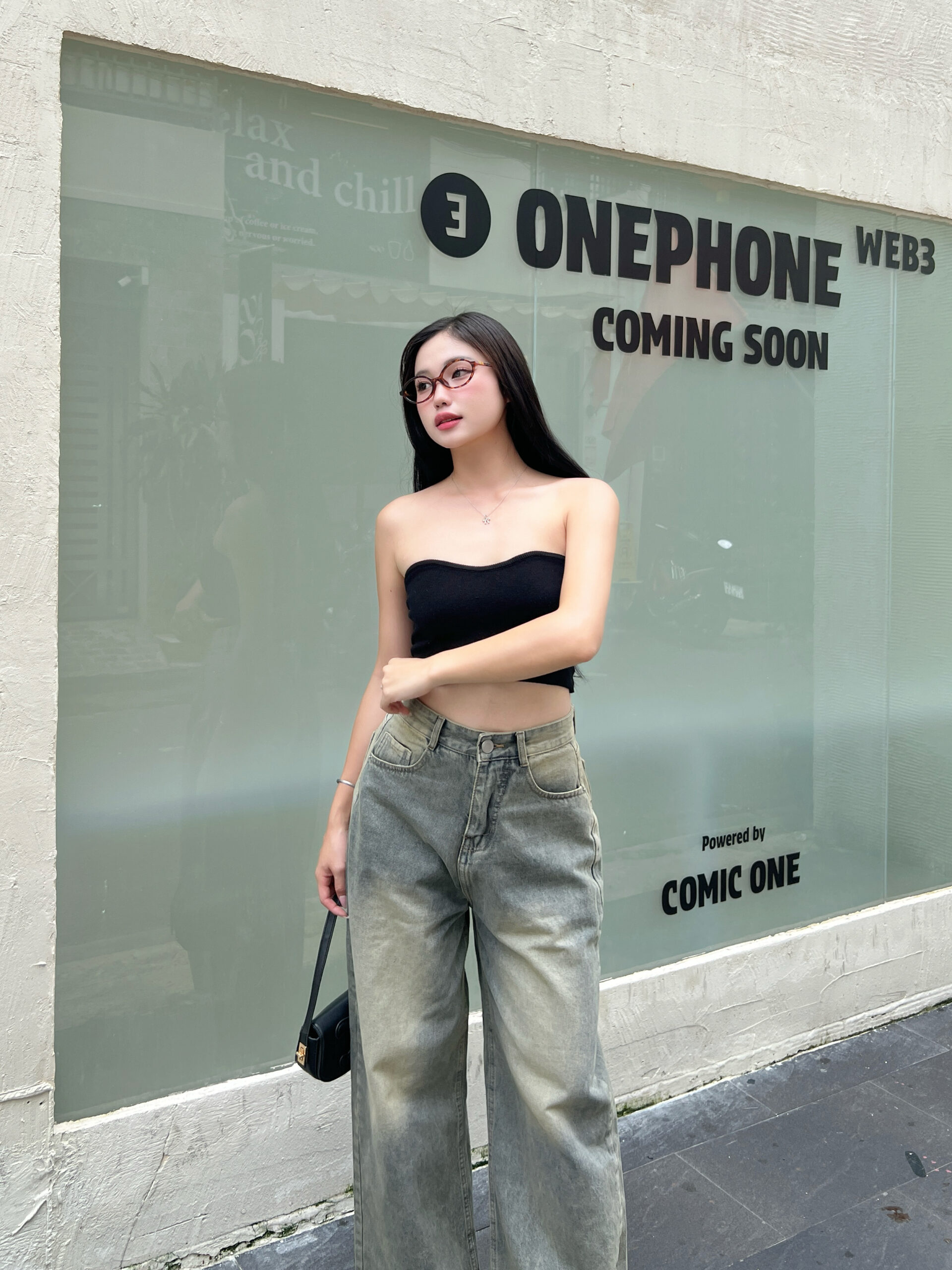 K-pop idols 2NE1, CL, and Sandara Park, pioneering baggy jeans trend.